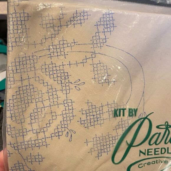 Vintage Paragon Needlecraft Tablecloth Cascade Rose NIP - Picture 7 of 7